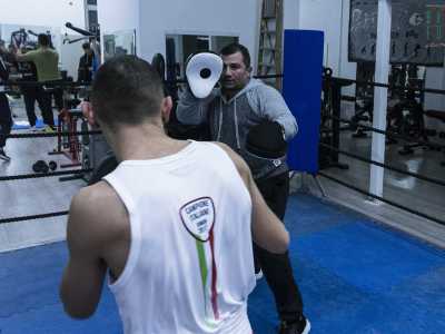 Il campione nazionale juniores Marco Merro si allena nella palestra Black Cove di via Casavola, nel rione San Girolamo
